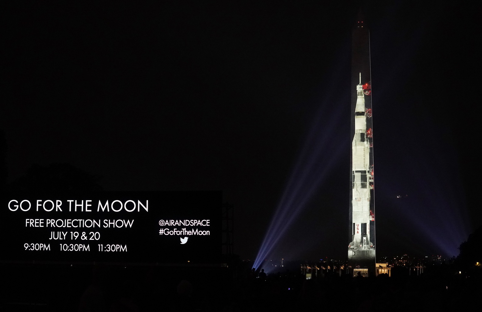 7月16日晚，在美國華盛頓，“土星5號”火箭的影像被投射到華盛頓紀念碑上。