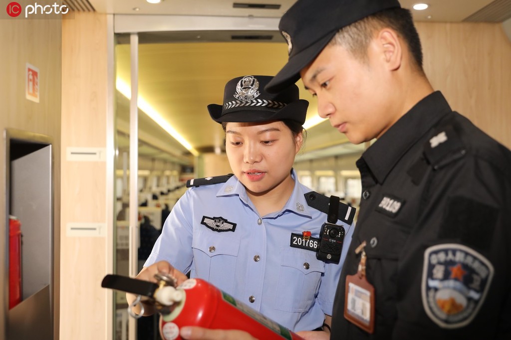 7月15日，乘警郭婕敏與同事在C9310動車組列車上進行消防安全檢查。