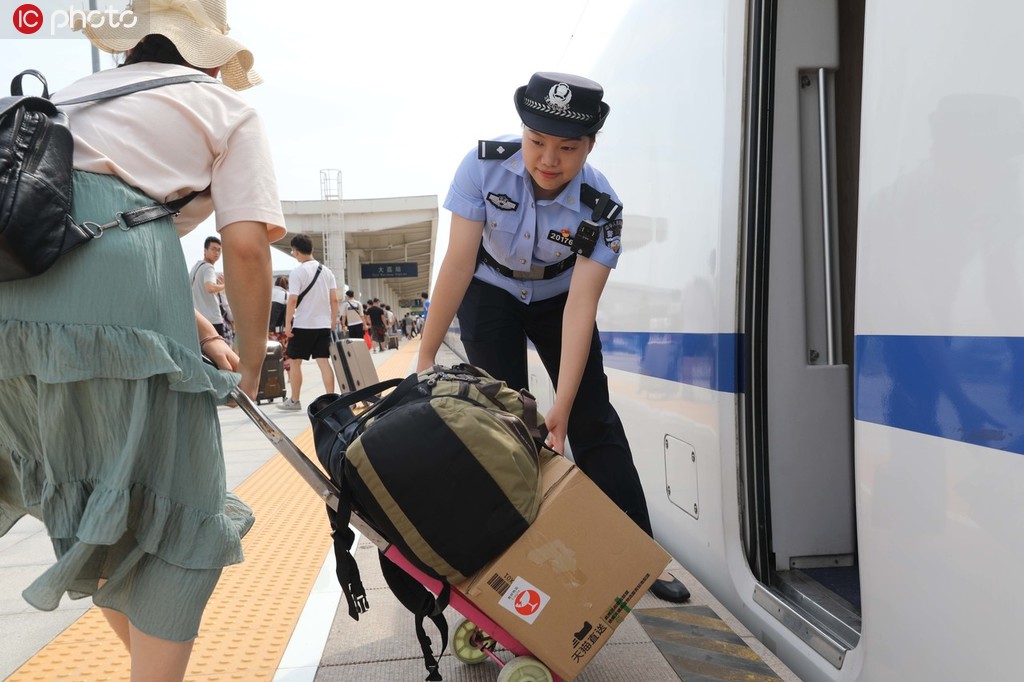 7月15日，在由西安北站開往大荔站的C9310動車組列車上，乘警郭婕敏在幫助旅客。
