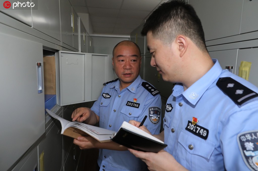 7月16日，紀檢監察室主任郭東在檔案室查閱相關台賬。