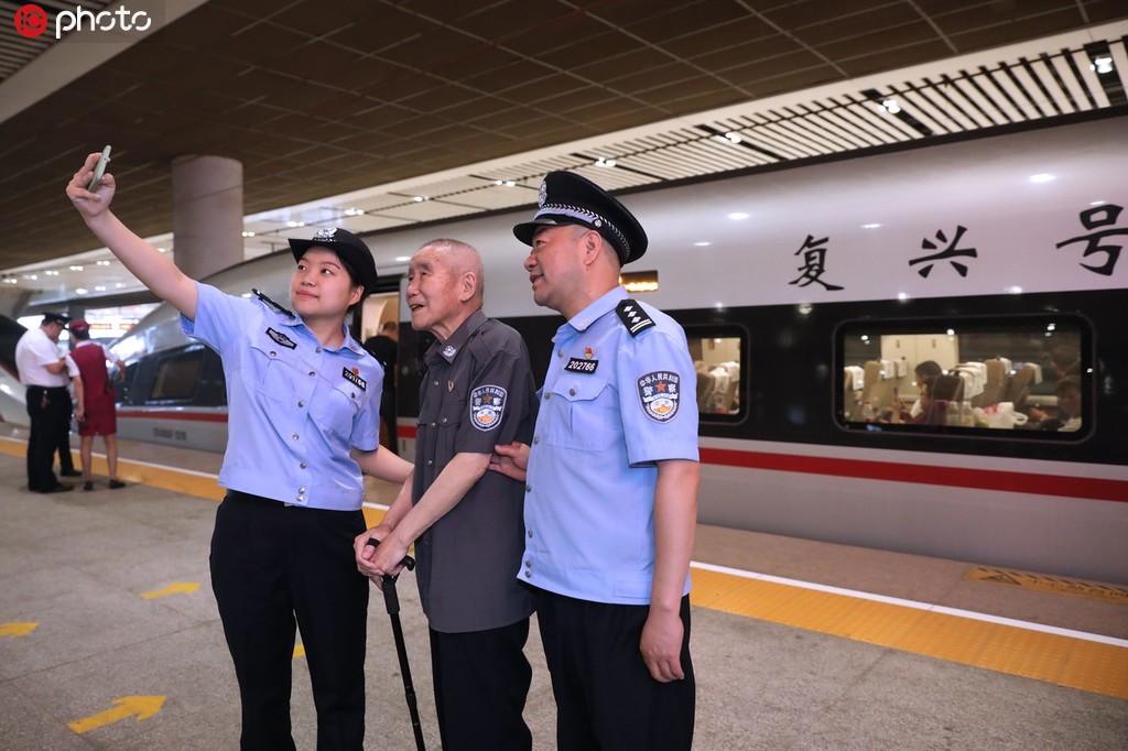 7月16日，郭婕敏和父親郭東、爺爺郭來仁在復興號高鐵列車前合影留念，紀念這幸福時刻。