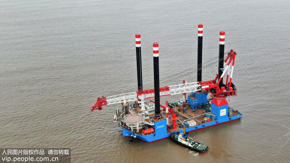 中国首个1300吨自升自航式风电安装船成功下水