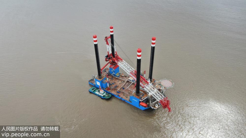 中国首个1300吨自升自航式风电安装船成功下水【3】