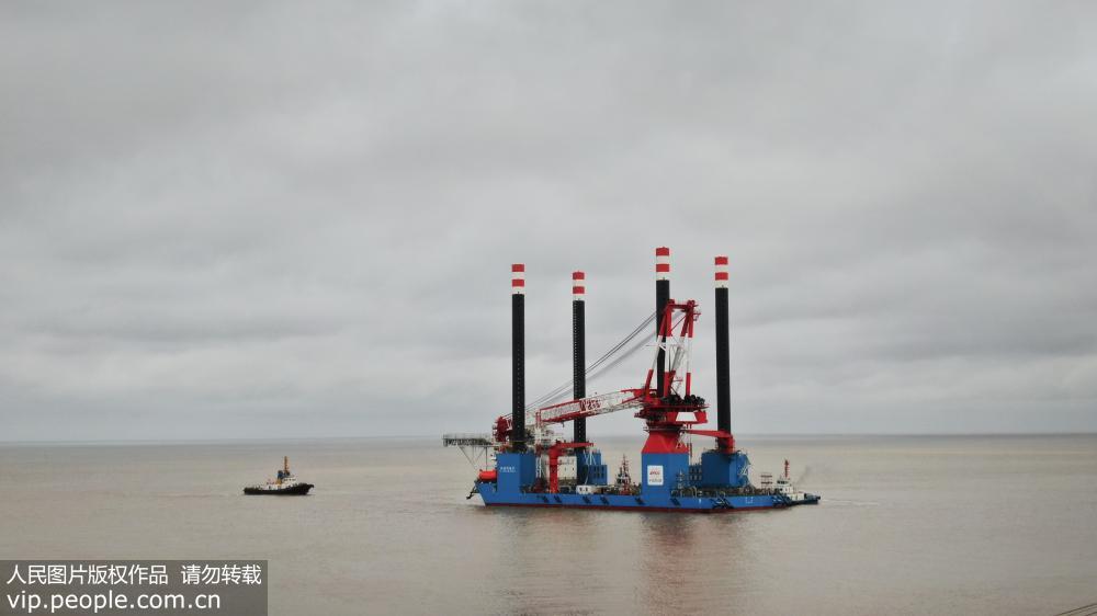 中国首个1300吨自升自航式风电安装船成功下水【4】