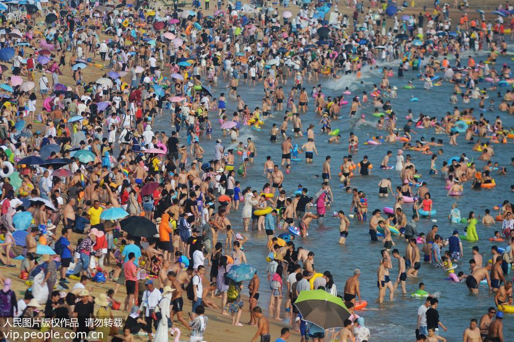 青岛进入“烧烤模式” 海水浴场避暑游客爆满