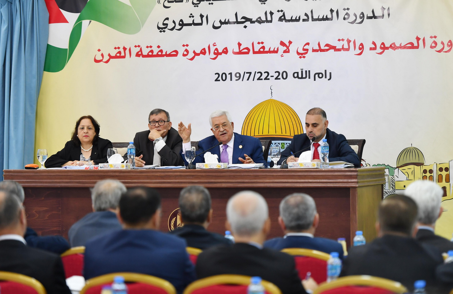 7月20日，在約旦河西岸城市拉姆安拉，巴勒斯坦總統阿巴斯（右二）在巴勒斯坦民族解放運動（法塔赫）中央委員會會議上講話。