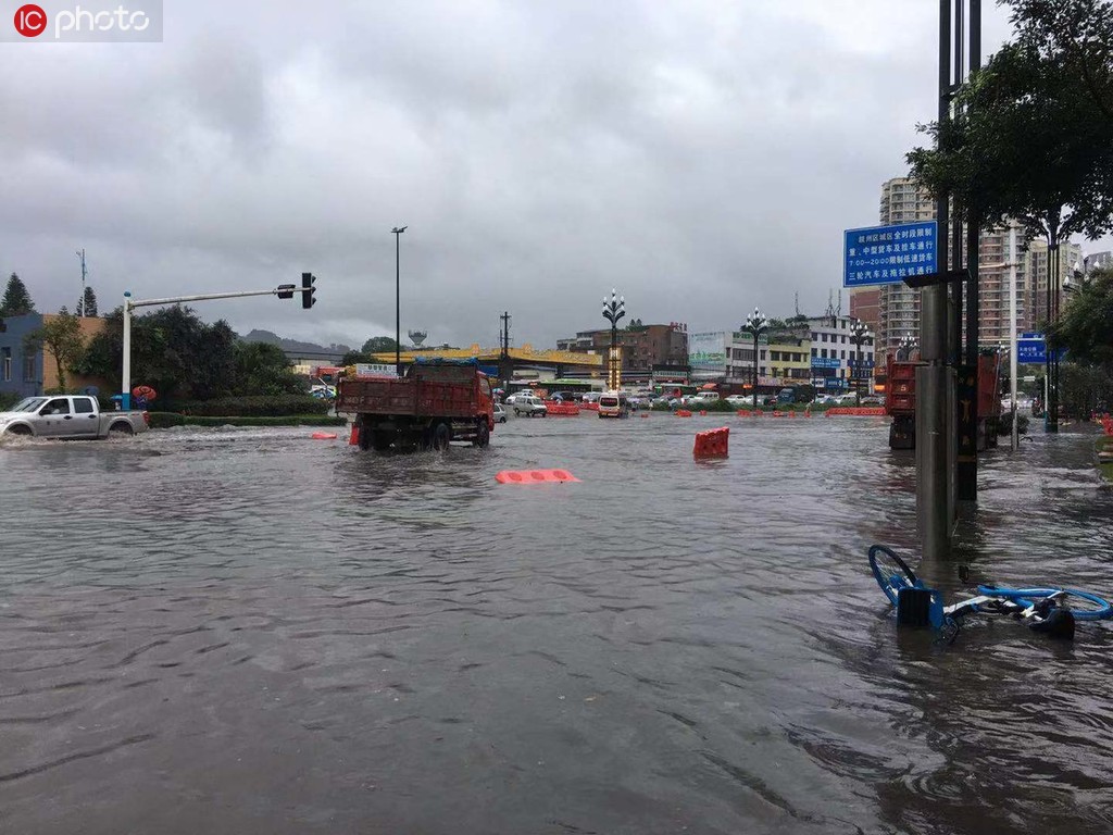 宜賓暴雨城區開啟“看海”模式 車輛被淹群眾車頂等待救援【4】