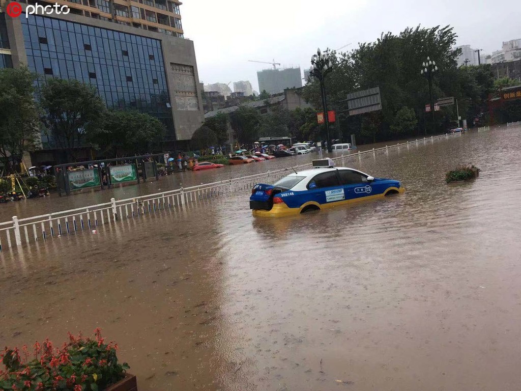 宜賓暴雨城區開啟“看海”模式 車輛被淹群眾車頂等待救援【5】