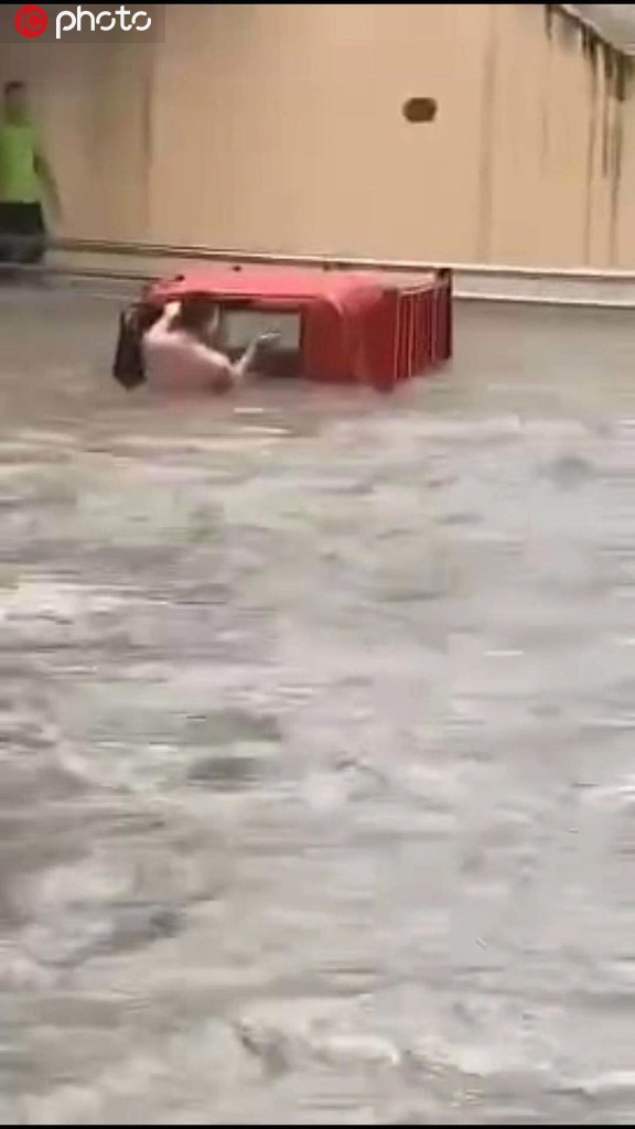 宜賓暴雨城區開啟“看海”模式 車輛被淹群眾車頂等待救援【2】