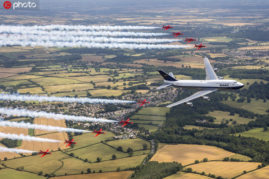 英国皇家国际航空展 红箭飞行队与英航班编队飞行