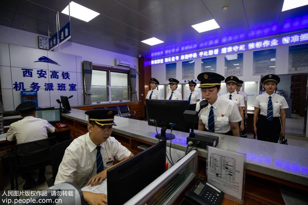 7月22日，西安高鐵司機出勤派班室，國內鐵路首批女動車組司機學員正在演練出勤測酒。