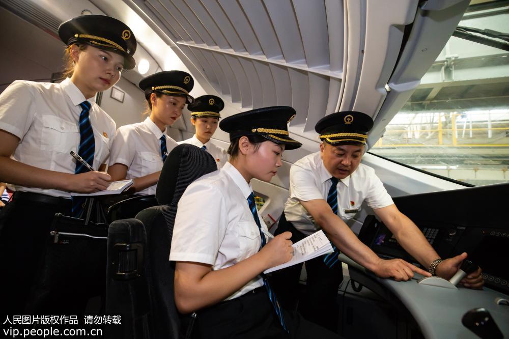 7月22日，女動車組司機學員正在司機室內認真聽取培訓老師講解動車組操縱基礎知識。