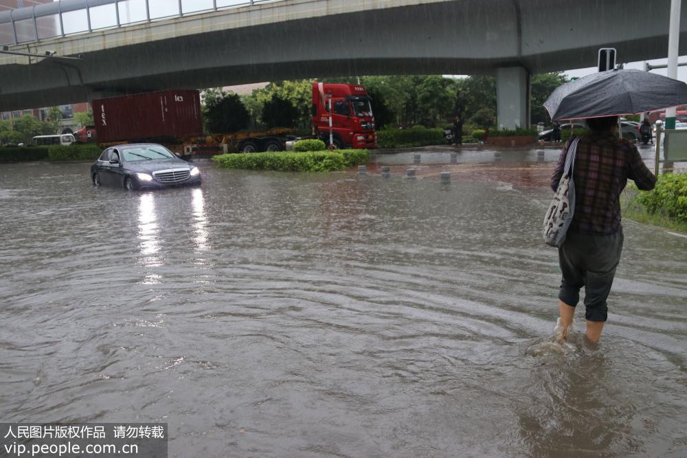 7月22日，一輛機動車在廈門市集美區一處積水路段拋錨。
