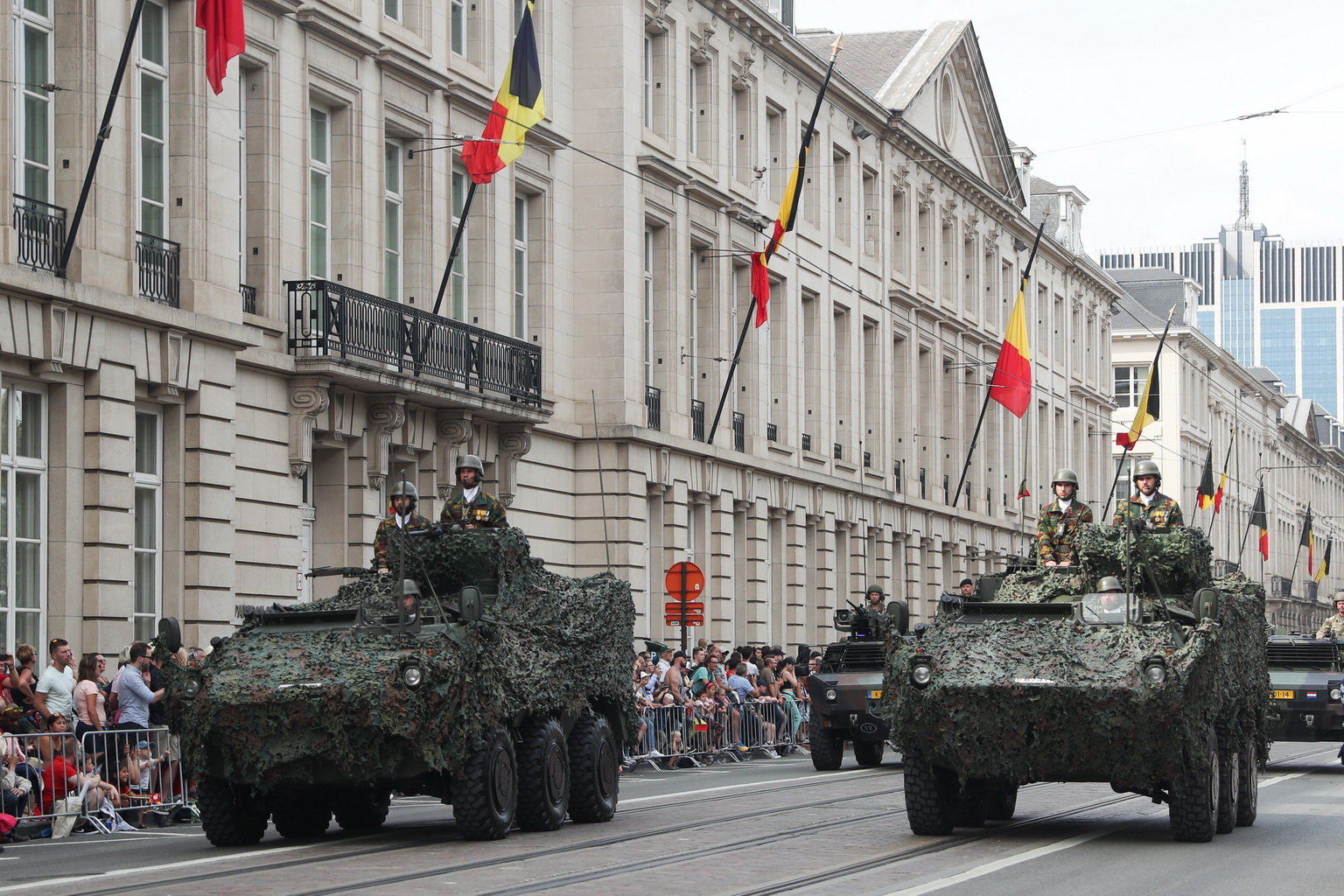7月21日，在比利時布魯塞爾，軍人駕駛軍事車輛參加比利時國慶閱兵式。