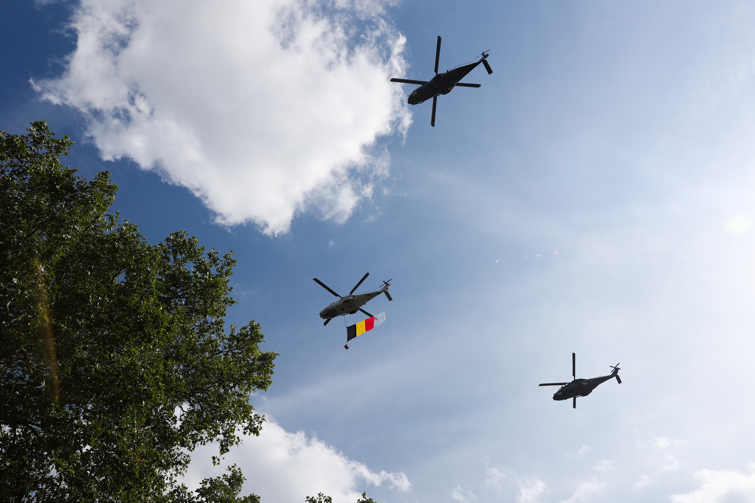 7月21日，在比利時布魯塞爾，懸挂國旗的直升機參加比利時國慶閱兵式。