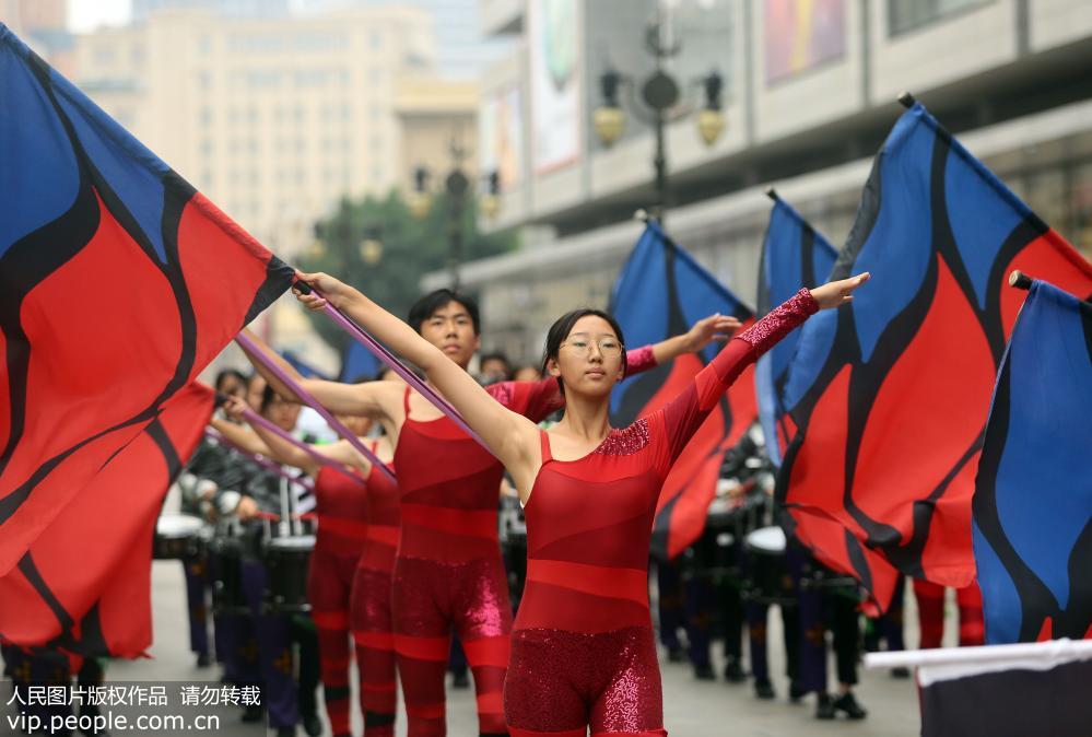 7月22日，在音樂巡游活動中，北京師范大學第三附屬中學的學生在進行表演。