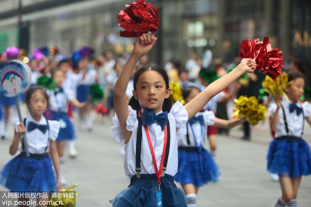 7月22日，在音樂巡游活動中，北京市長辛店中心小學的學生在進行表演。