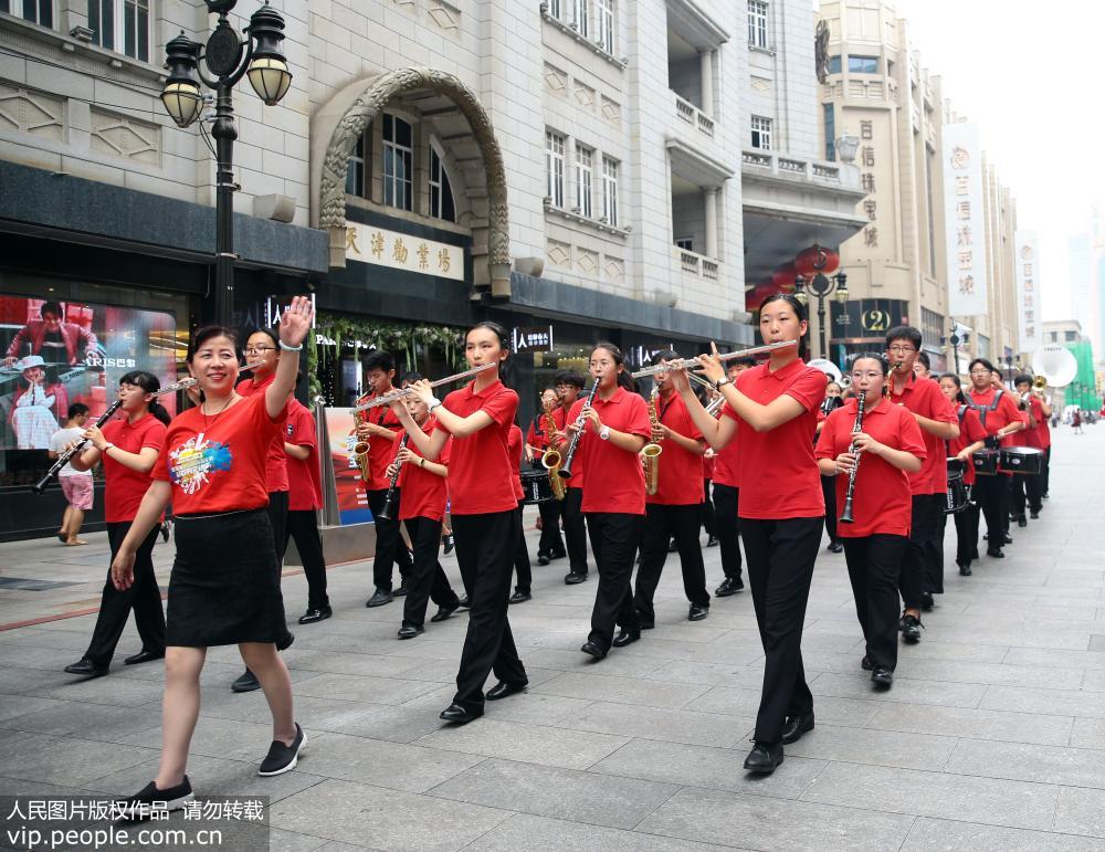 7月22日，在音樂巡游活動中，天津海河中學的學生在進行表演。