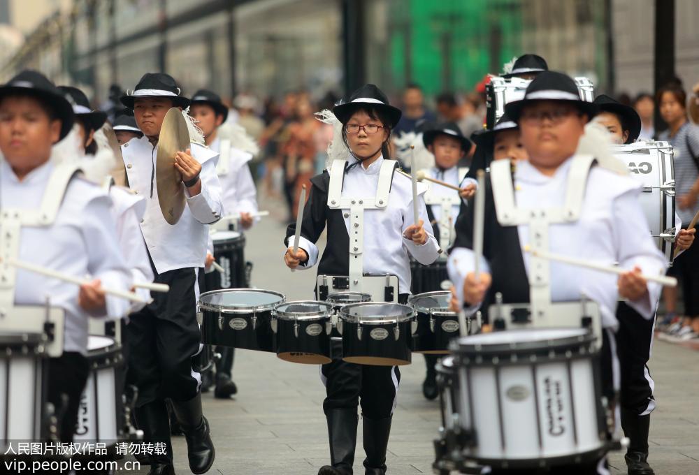 7月22日，在音樂巡游活動中，南寧市逸夫小學學生在進行表演。