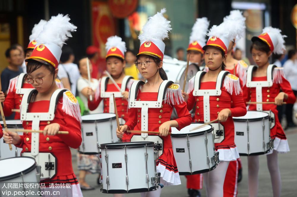 7月22日，在音樂巡游活動中，天津市河西區名都小學學生在進行表演展示。