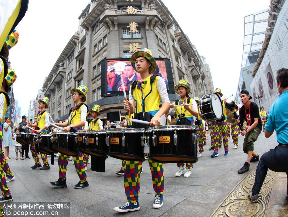 7月22日，在音樂巡游活動中，首都師范大學附屬育新學校學生在進行表演。