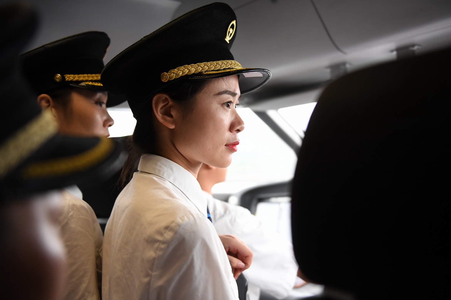 7月22日，女動車組司機學員高楊在D6809次動車組列車駕駛室內觀摩學習。