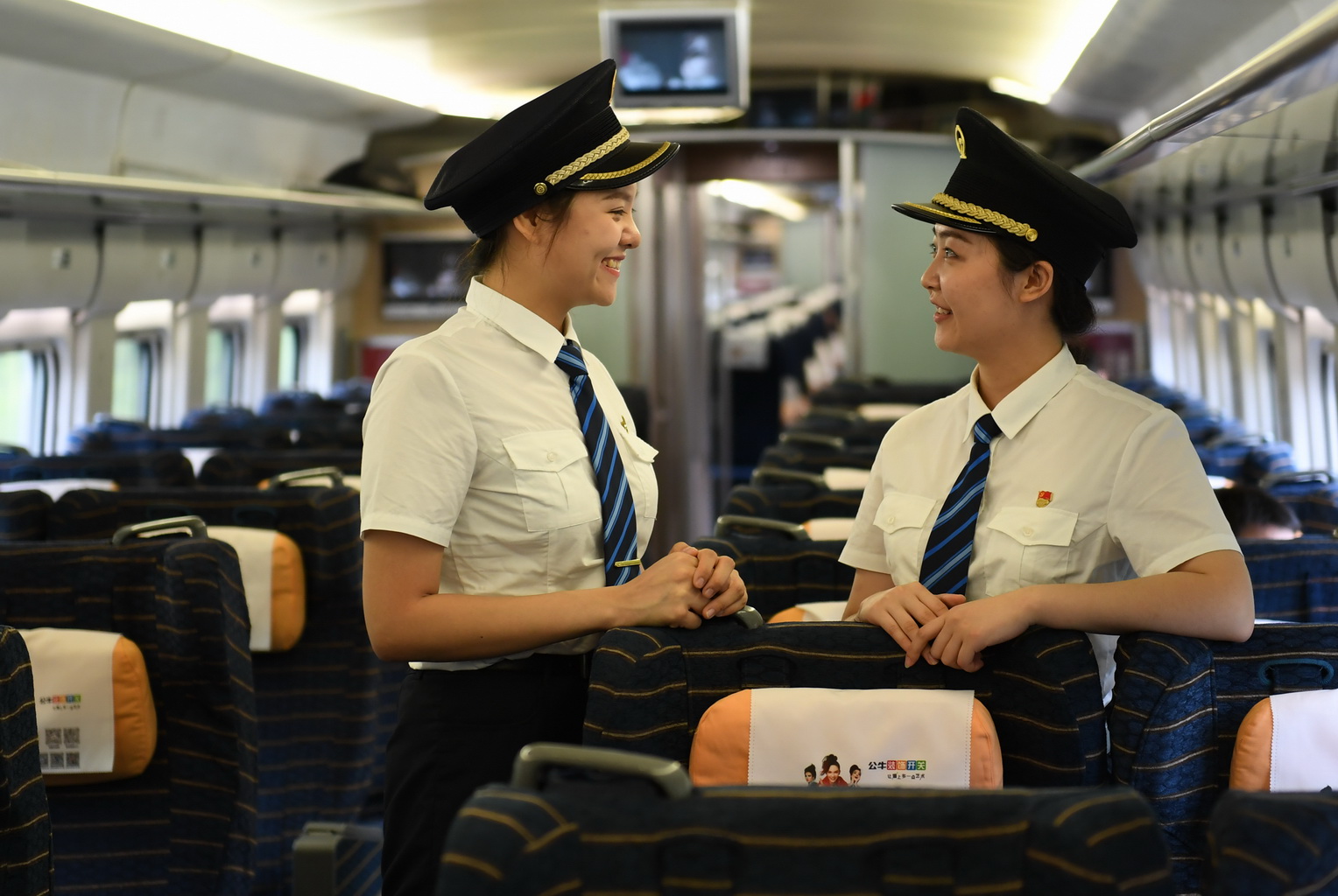 7月22日，女動車組司機學員石欣鑫（左）和常藝蓉在D6809次動車組列車上交談。