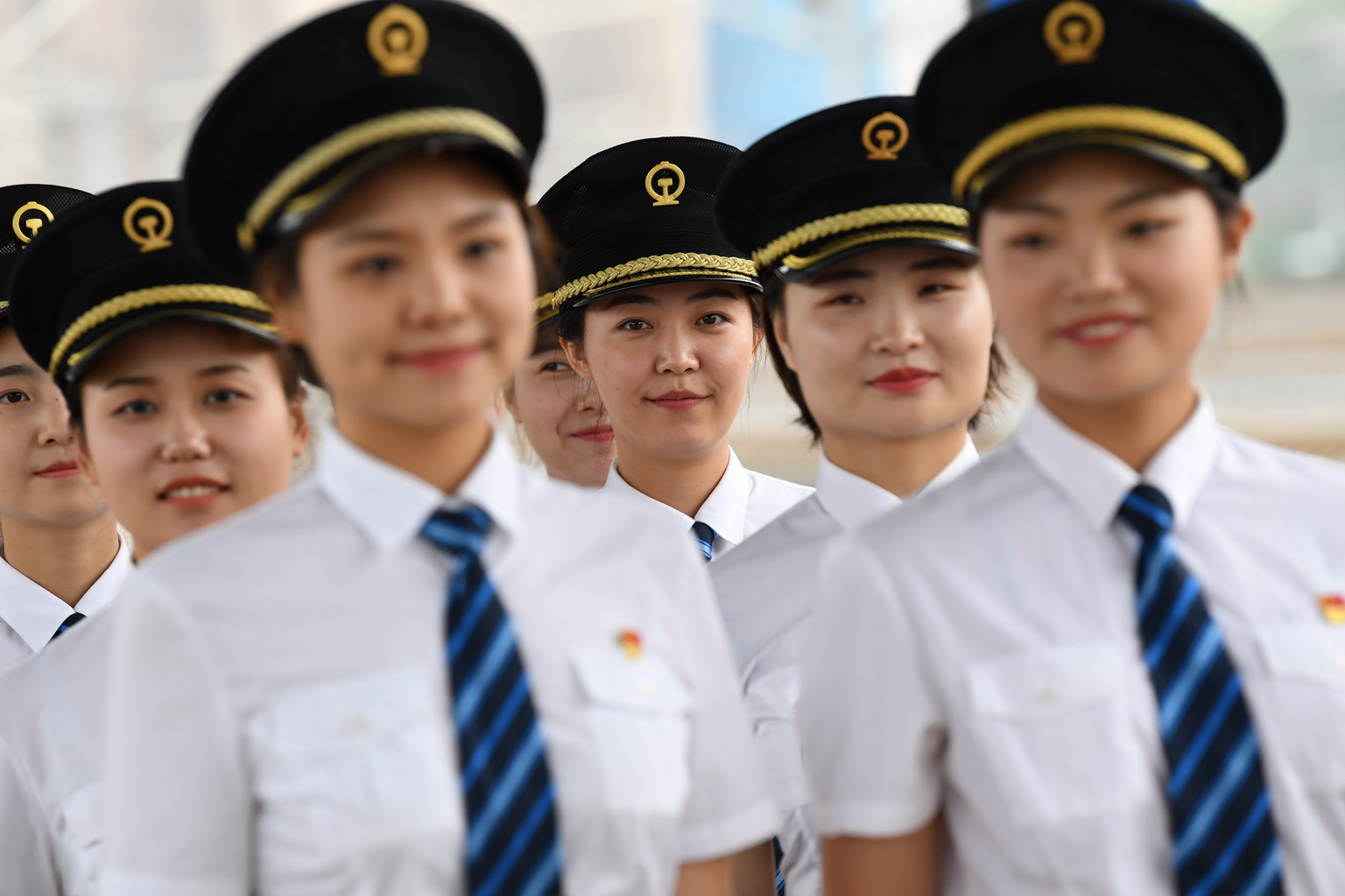 7月22日，女動車組司機學員在寶雞南站列隊准備出站。