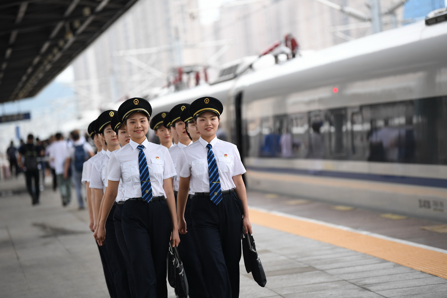 7月22日，女動車組司機學員在寶雞南站列隊准備出站。