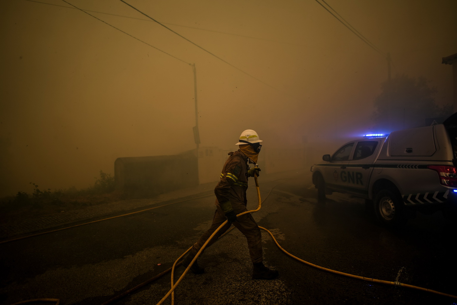 7月21日，在葡萄牙中部的卡爾迪古什村，一名消防人員在火場作業。