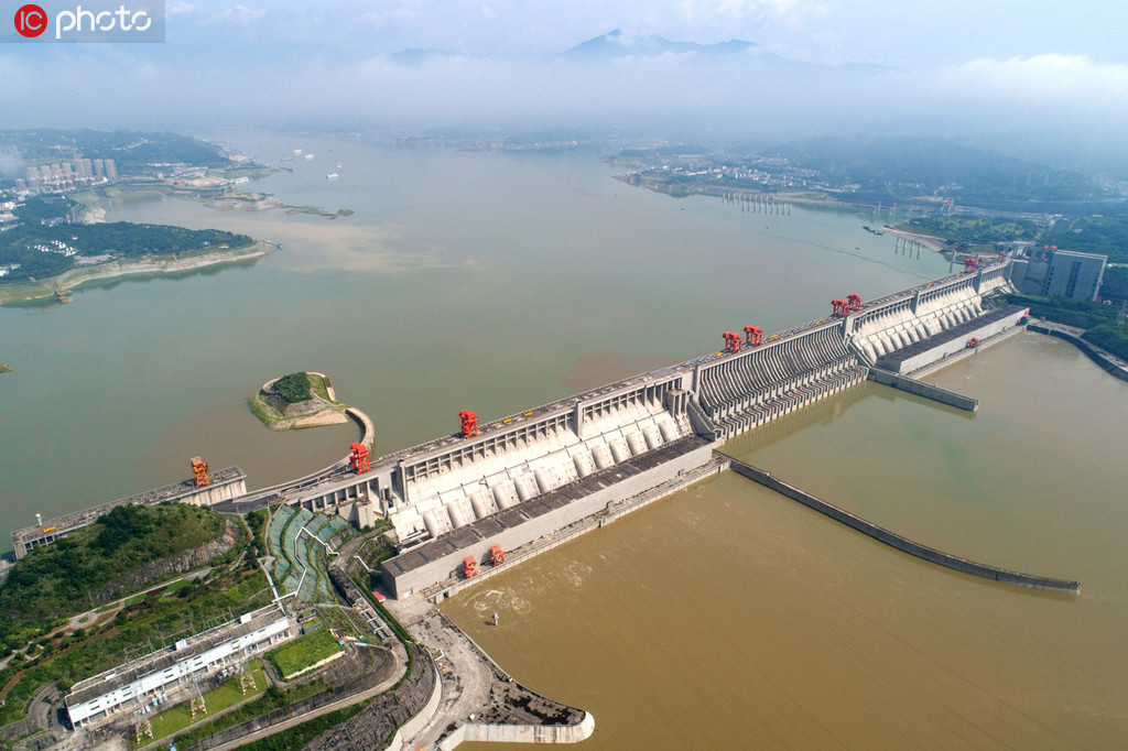 7月23日，在湖北省宜昌市秭归县无人机拍摄的迎战最大洪水过程中的三峡大坝及水库。