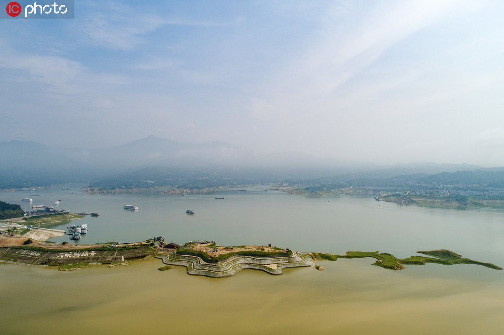 7月23日，在湖北省宜昌市秭歸縣無人機拍攝的迎戰最大洪水過程中的三峽大壩及水庫。