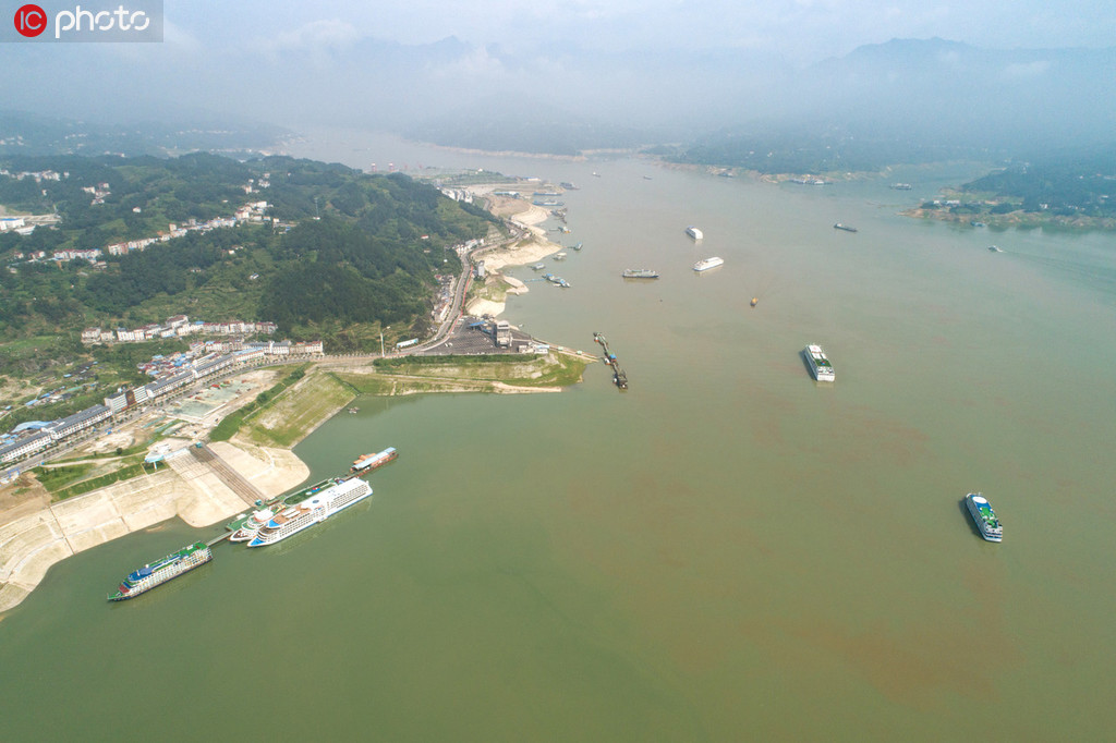 7月23日，在湖北省宜昌市秭归县无人机拍摄的迎战最大洪水过程中的三峡大坝及水库。