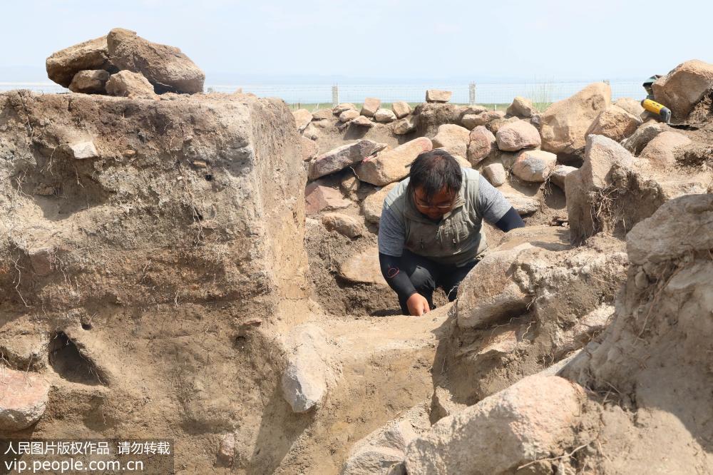 7月24日，新疆巴裡坤哈薩克自治縣海子沿鄉一位工作人員在做聚落遺址進行考古發掘工作。
