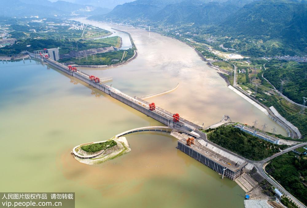 7月24日，在湖北省宜昌市秭归县无人机拍摄的三峡五级船闸及升船机区域景色。