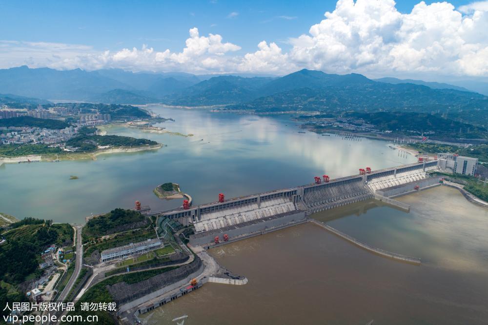 7月24日，在湖北省宜昌市秭歸縣無人機拍攝的三峽五級船閘及升船機區域景色。