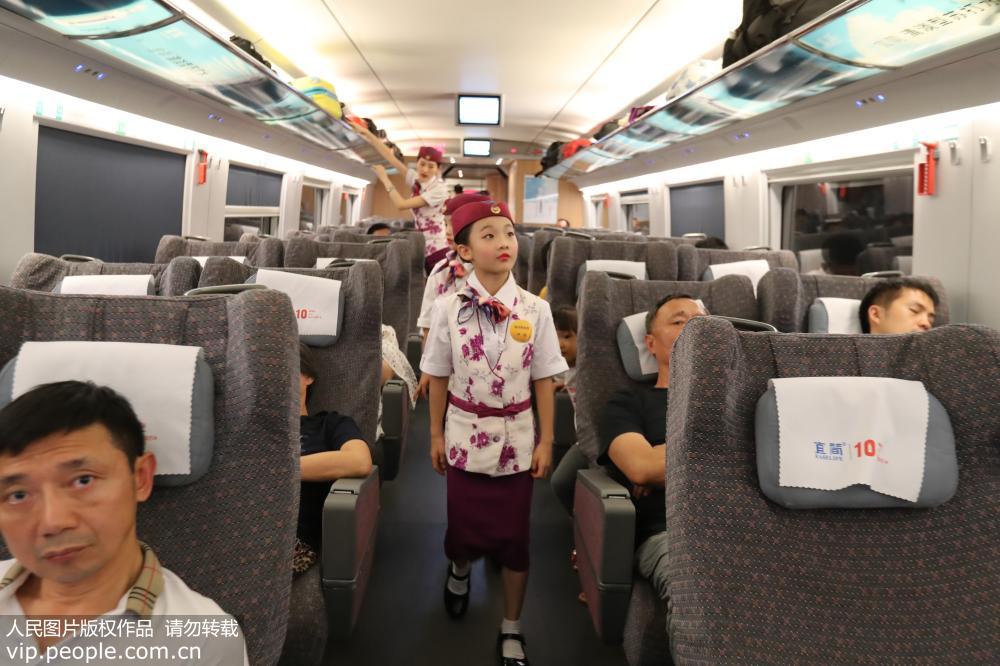 7月24日，小乘務員在進行列車安全檢查。