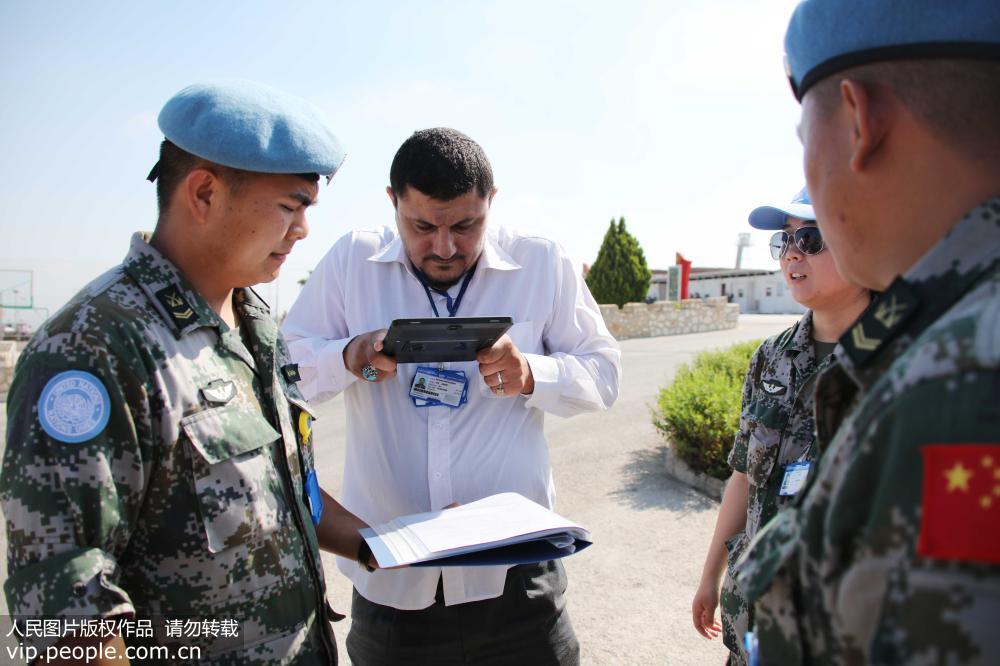 7月24日，聯黎司令部裝備、衛生、福利等11個部門組成的聯合檢查組在對中國第18批赴黎維和部隊裝備進行核查。