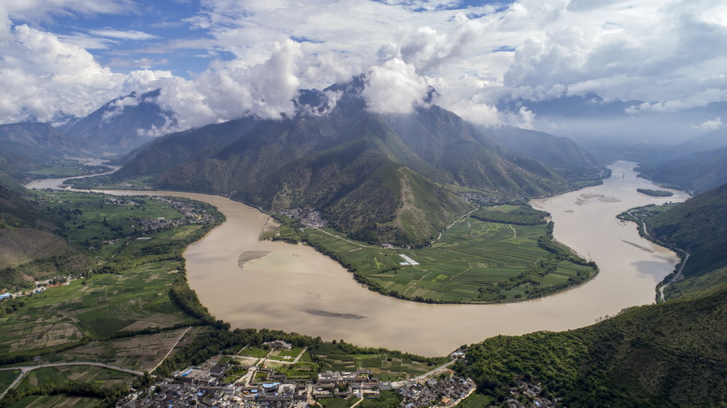 這是7月21日無人機拍攝的長江第一灣。新華社記者 江文耀 攝