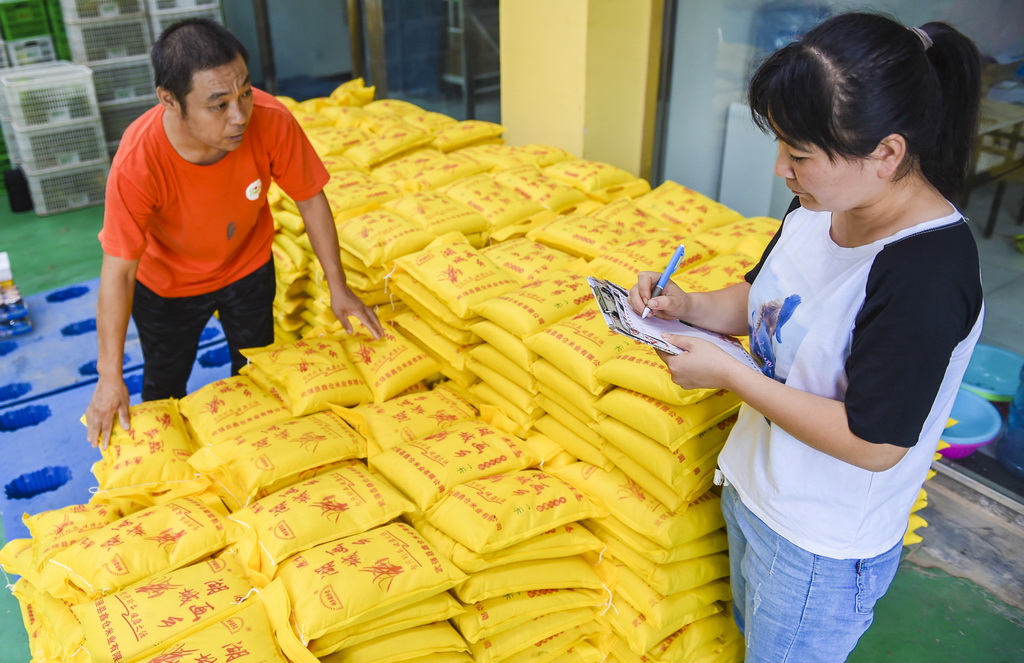 7月25日，在河北省深州市，村民在一家電商企業配貨車間查驗商品數量。