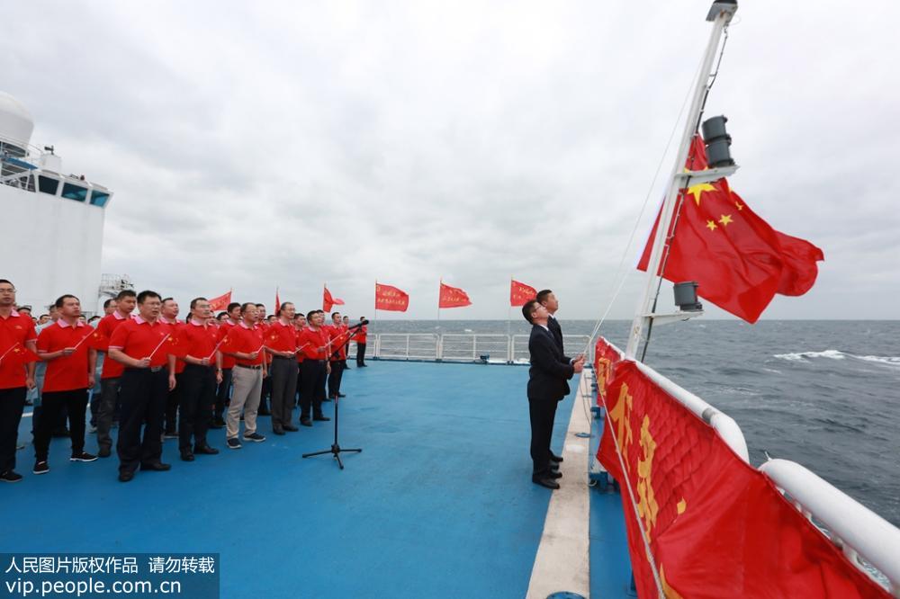 遠望號船每次出航，在駛出祖國領海之際都會舉行升國旗儀式。