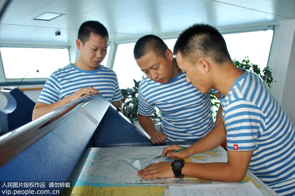 航海部門船員研究航線。