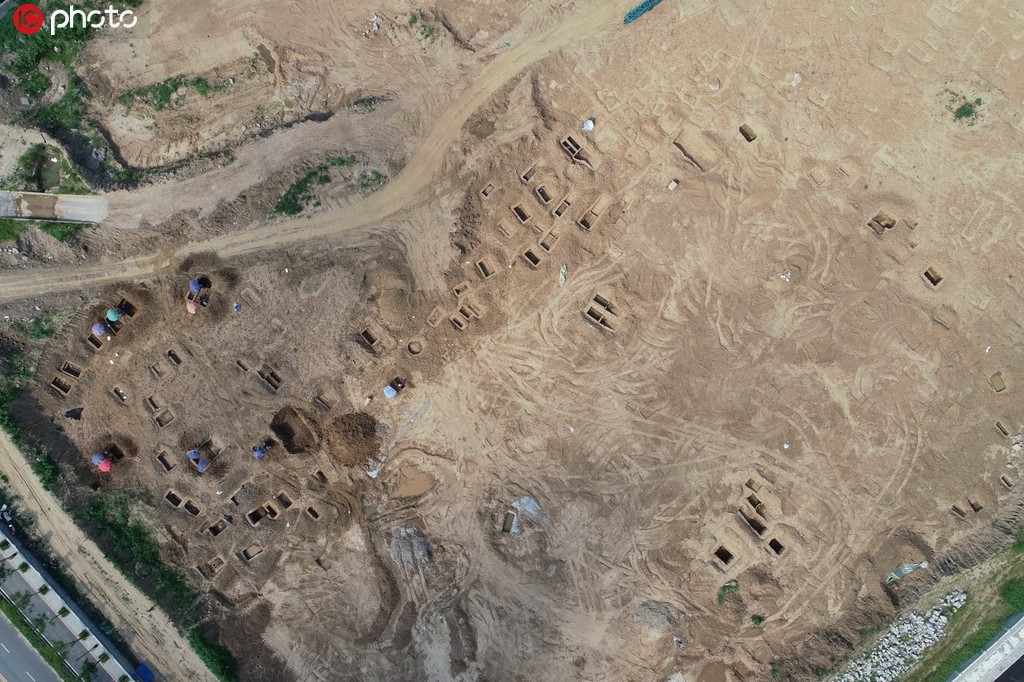  2019年7月28日，湖北省襄陽市，考古工作人員在一處古墓葬群遺址進行搶救性發掘。