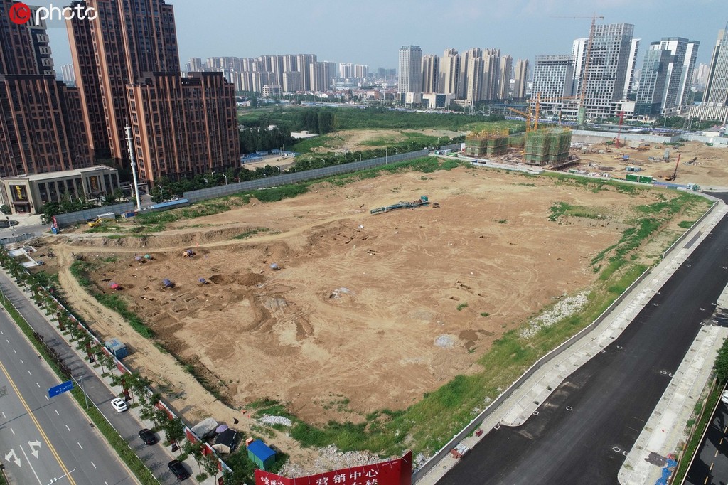  2019年7月28日，湖北省襄阳市，考古工作人员在一处古墓葬群遗址进行抢救性发掘。
