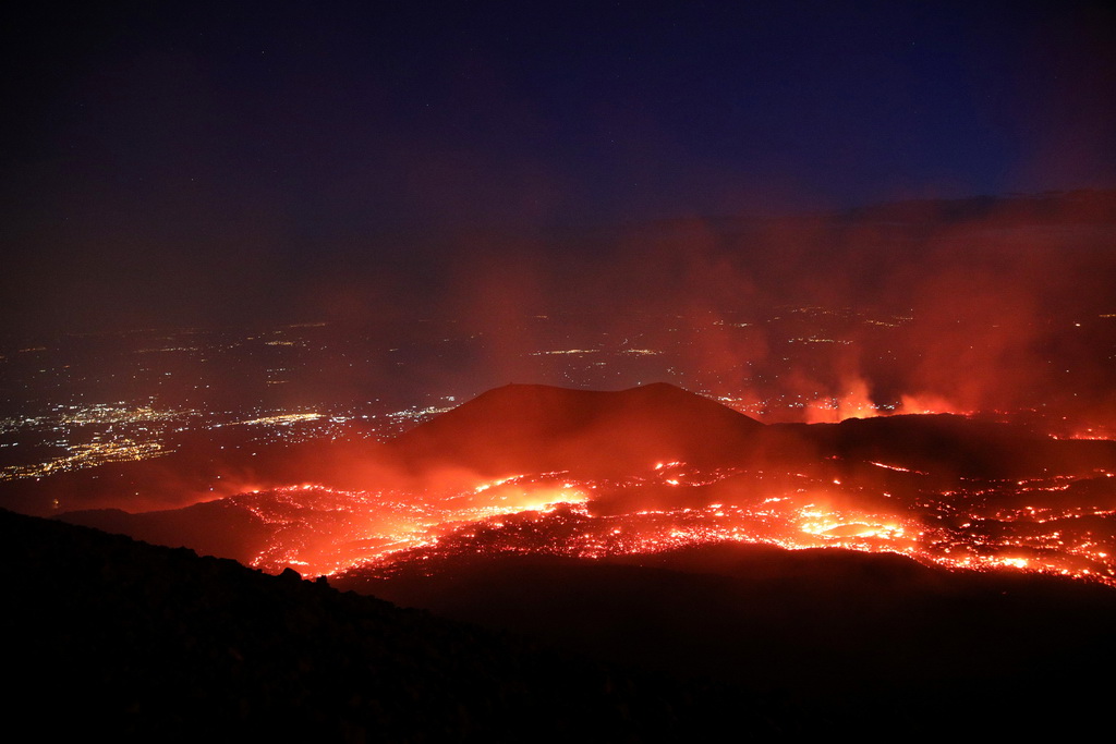 7月27日在意大利西西里岛拍摄的埃特纳火山喷发景象。