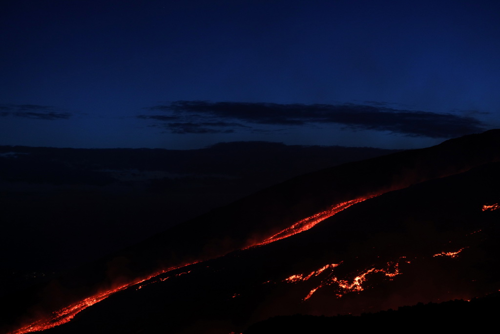 7月27日在意大利西西里岛拍摄的埃特纳火山喷发景象。