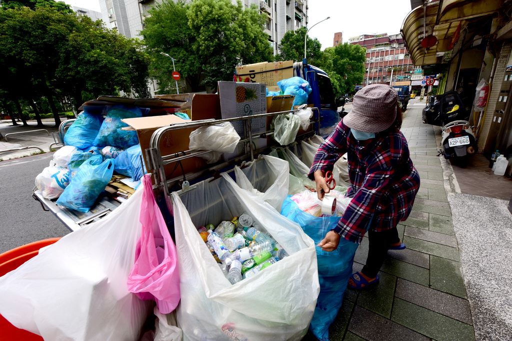 7月29日，工作人員在台北市健康路進行垃圾分類清理。