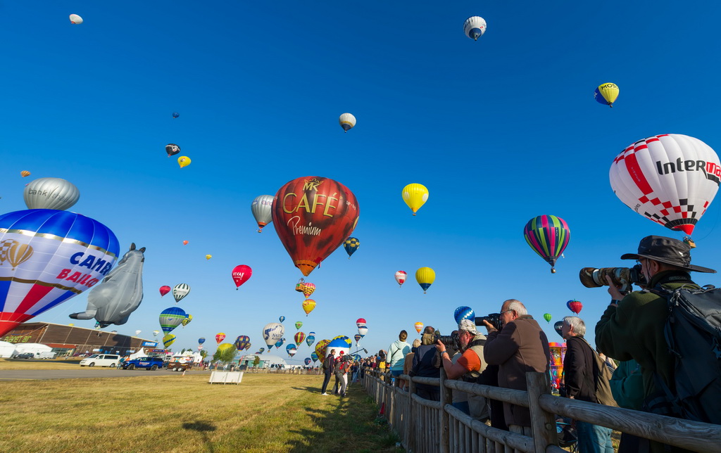 7月29日，人們在法國尚布萊－比西耶爾舉行的國際熱氣球節上拍照。