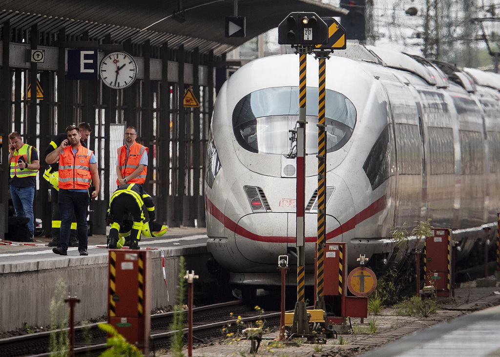 7��29�գ��ڵ¹������˸�������Ա�ڻ�վվ̨�Ϲ�����