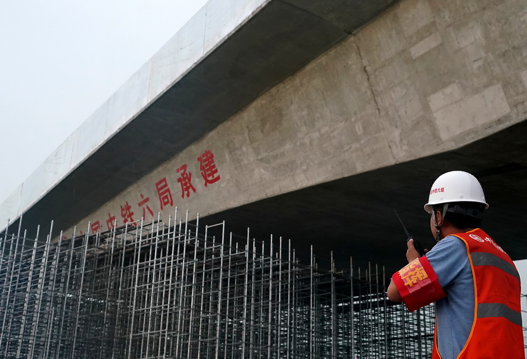 7月30日，中鐵六局集團工作人員在轉體施工現場指揮作業。